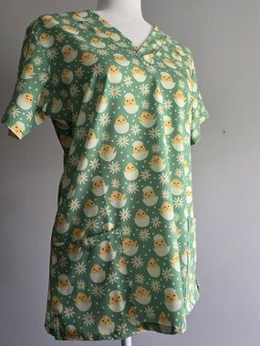 Revel Scrubs Bobby Crackin' Cute Chick Print Scrub Top Size Medium NWT Easter